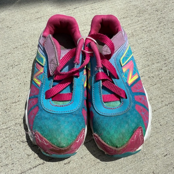 New Balance Pink and Blue Sneakers Vibrant Athletic Design - Picture 4 of 6